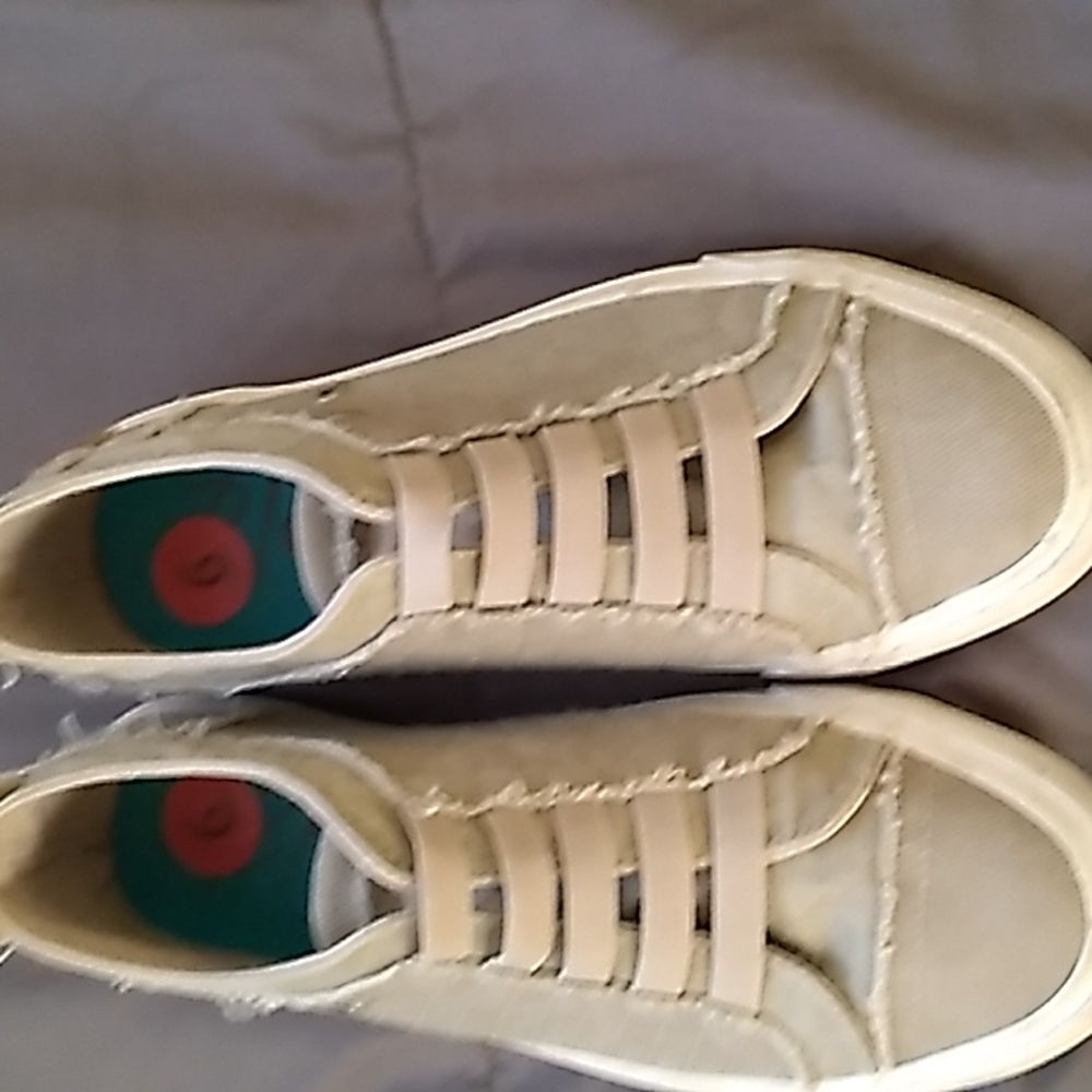 Kaki tennis shoes